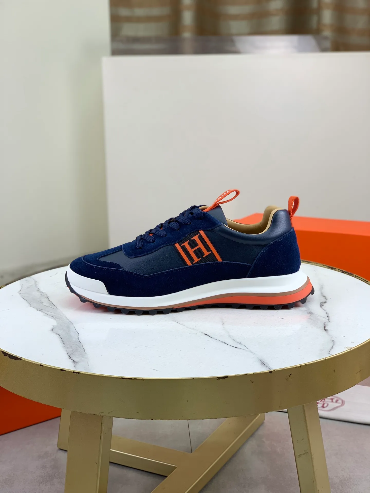 Factory price P800 Top version Original order Hermes men's Drift Sneaker summer new casual sports shoes Original purchase development and production H family men's classic series technological breathable fabrics with cowhide casual sports shoes Casual sports dad shoes combine high-tech breathable materials and cowhide, H family exclusive button decoration on the side The outsole is full of H italic design and bright colors show vitality and continue the brand design inspiration. Stroll around the city lightly and feel free and comfortable. Delivered in exquisite packaging 🛍📦 ▪️Fabric: original customized breathable material + first layer of cowhide ▪️Inner: cowhide feet ▪️Outsole: molded and evacuated PU+TPU material ▪️Size: 39-44 (38 45 customized) Multiple colors available Premium packaging